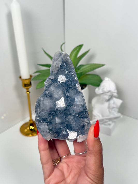Apophyllite on Blue Chalcedony Cutbase (89r)