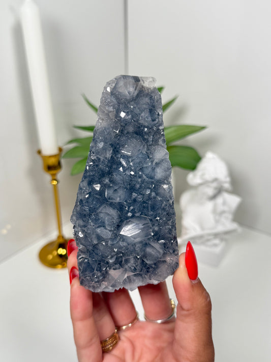 Apophyllite on Blue Chalcedony Cutbase (92)