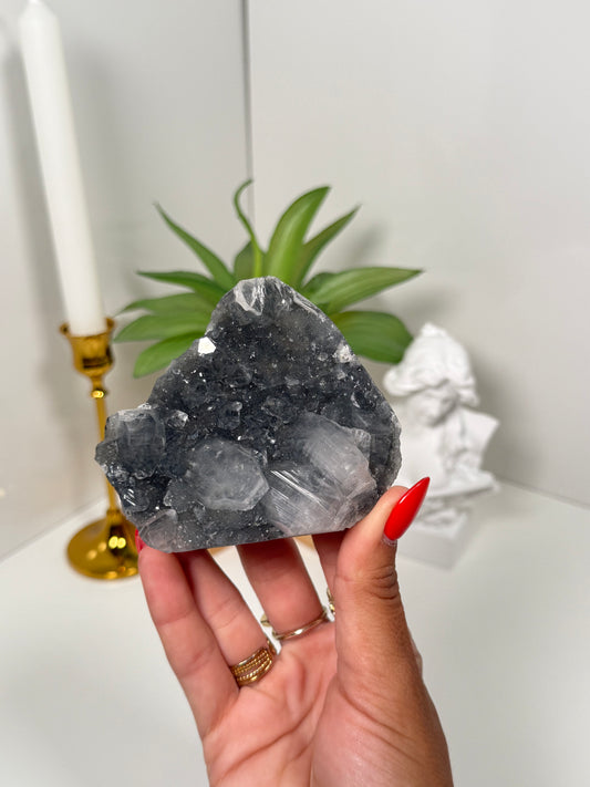 Apophyllite on Black Chalcedony (50w)